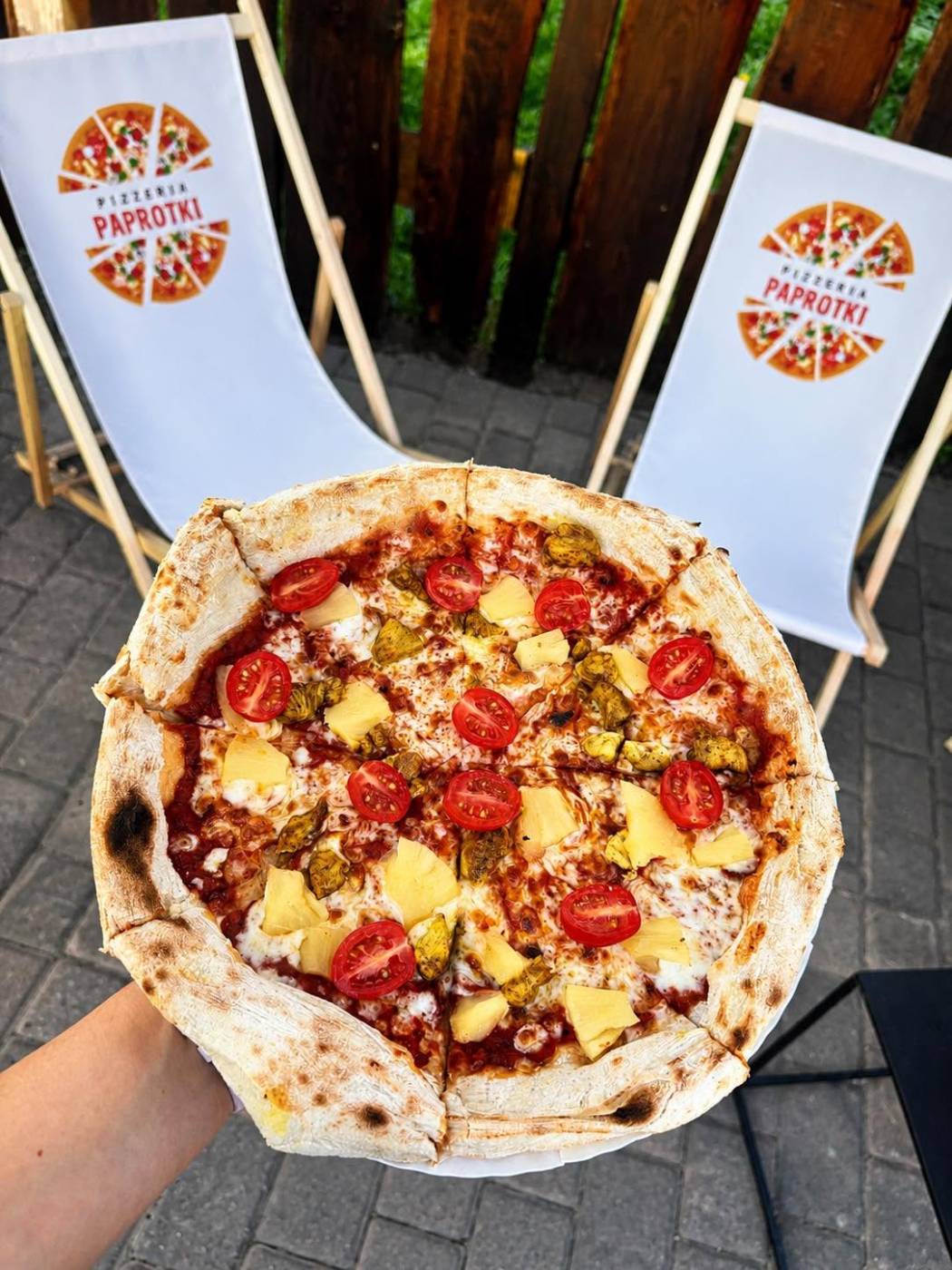 Pizza serwowana w Paprotkach
